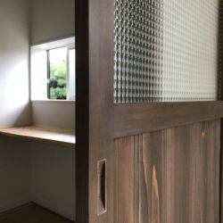 杉の建具、建具枠から造作キッチンは完全無添加の自然オイル仕上げです。