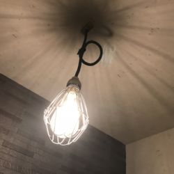 ハンドメイドのペンダントライト。雰囲気づくりに照明は大活躍です♪