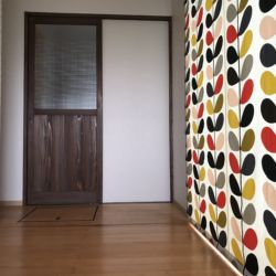 手作りのチェッカーガラス建具とオーラカイリーのカーテンが素敵♪