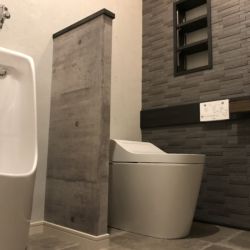 エコカラット(壁タイル)の消臭・湿度調整・見た目と効果抜群です。家族構成も考慮してトイレの設備も相談下さい。