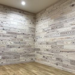 ホワイトのウッドタイル、お洒落なカフェみたいだね♪