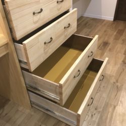 家族分の着替えも楽々収納の手作り引き出し。これはサービス工事ですよ~